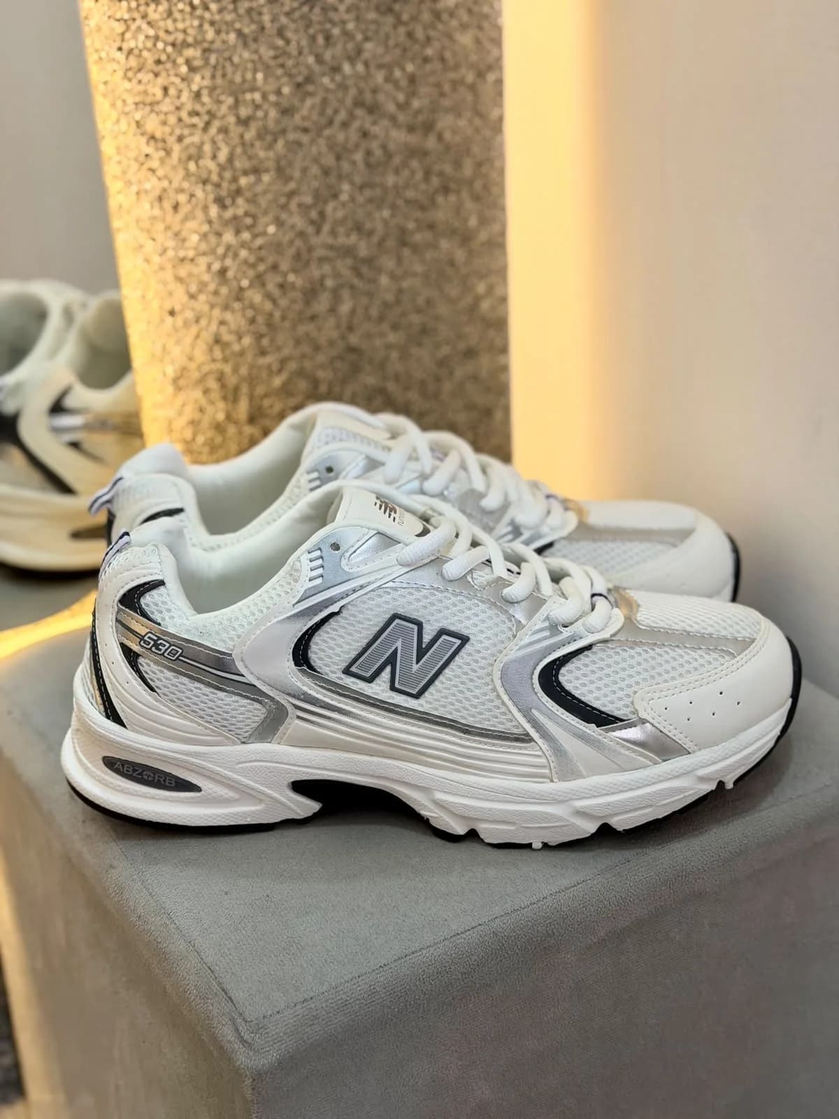 NB 530 Branco/Cinza