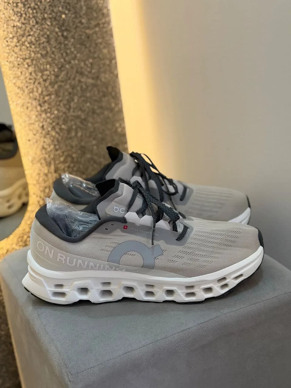 On CloudMonster Bege/Cinza/Branco