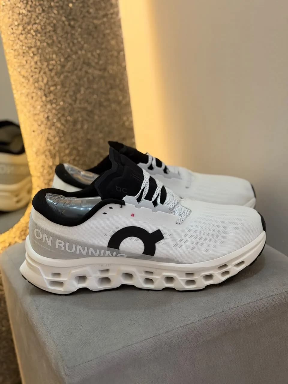 On CloudMonster Branco/Preto