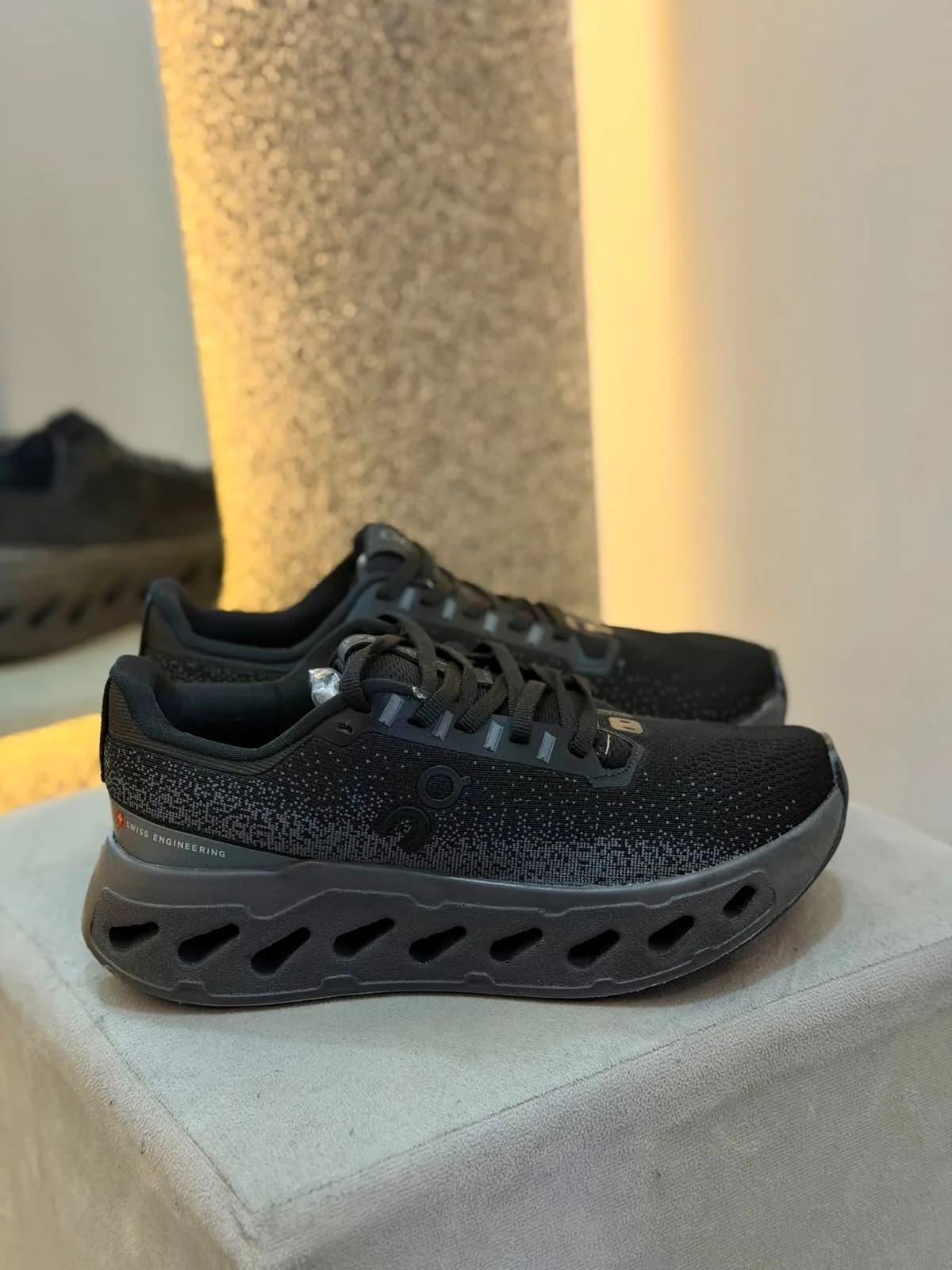 ON Cloudsurfer Max Preto/Cinza